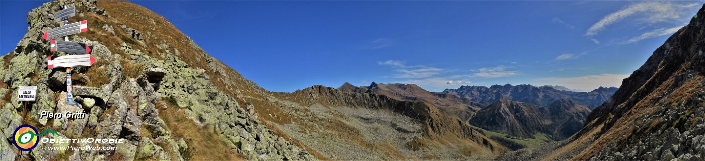 51 Al Passo di Porcile (2284 m) bella vista sul vallone che sale da Foppolo (sent. 201 che poi scenderemo).jpg